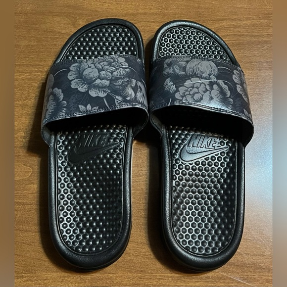Nike Shoes - Women Nike gray and black floral sandals size 8